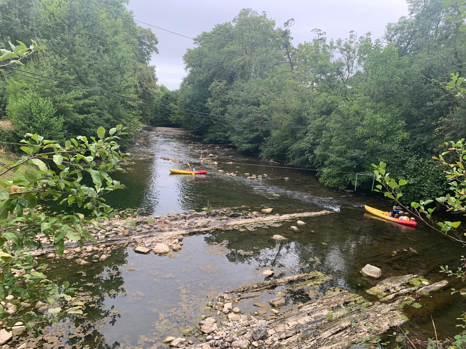 Famille en canoë sur la Nivelle