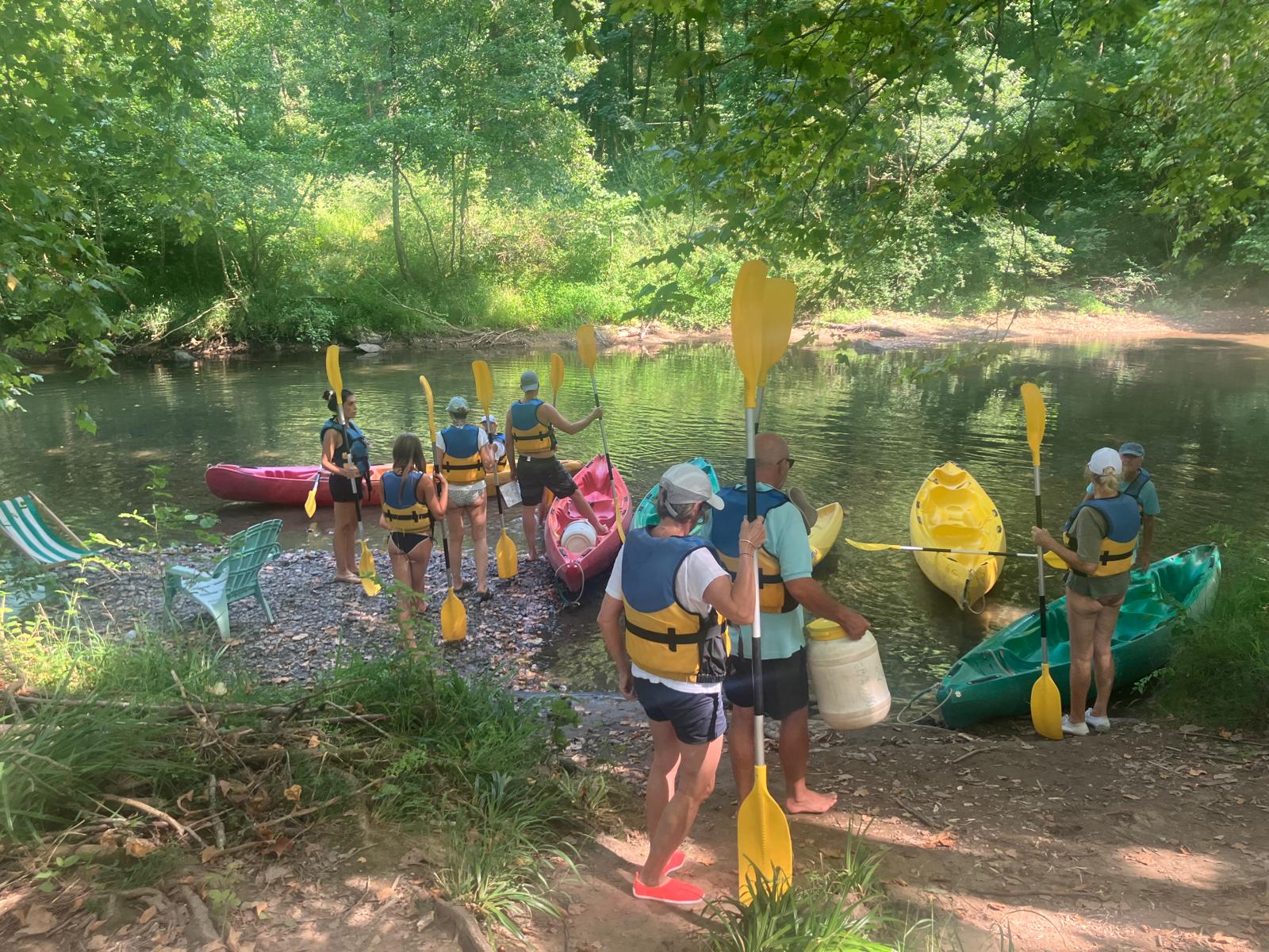 Canoë sur une rivière calme